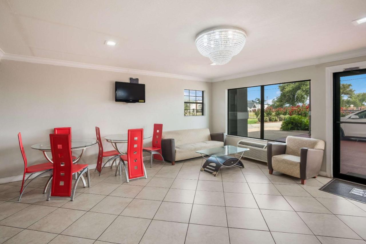 Econo Charles Area Lodge *
